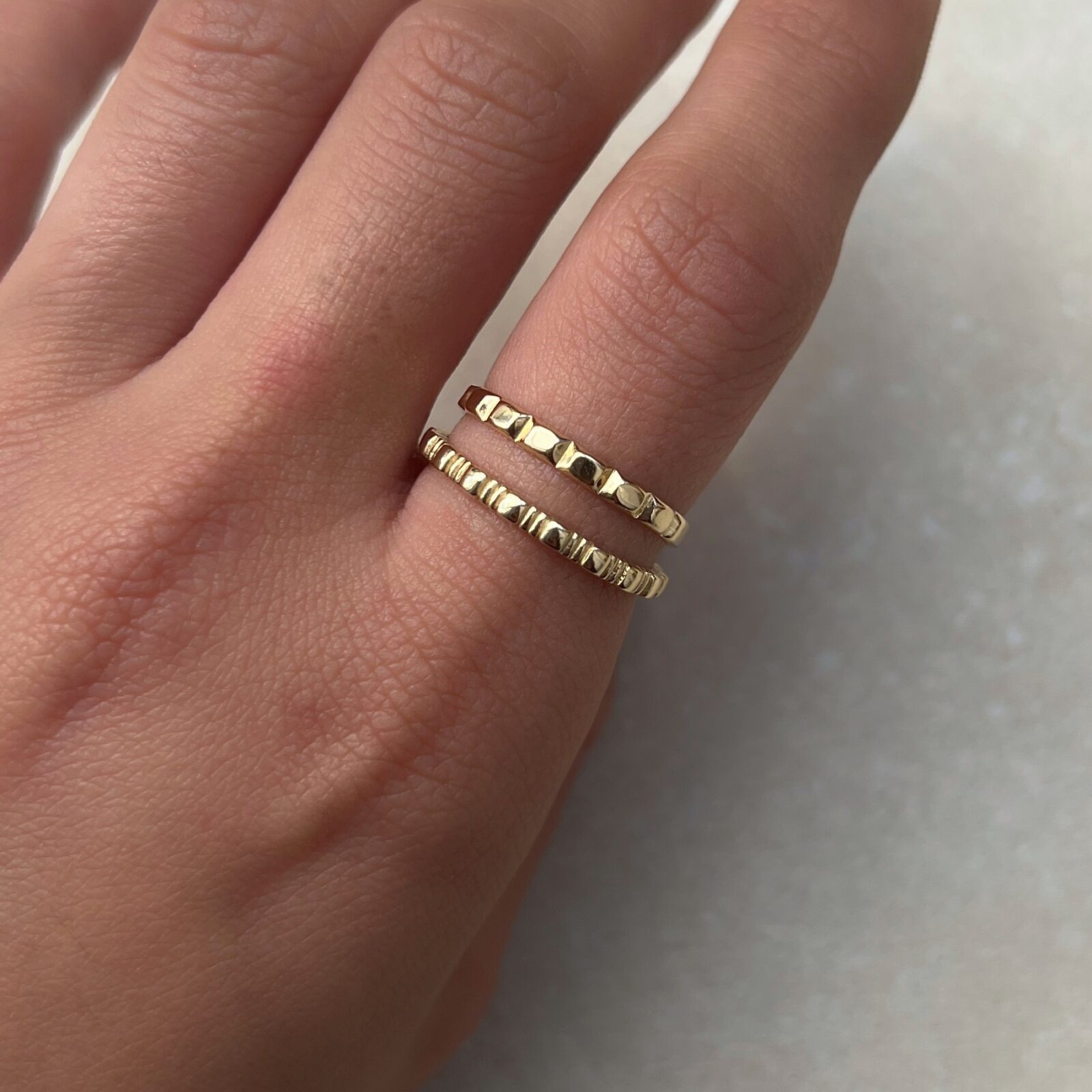 Ring – Schmaler Beisteckring Strukturiert - Eliz Juwelier - Gold